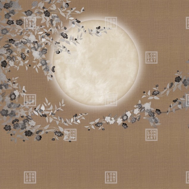 Tapet cu design oriental cu flori delicate si o luna plina, in tonuri calde de caramel, perfect pentru un dormitor, living sau hol.