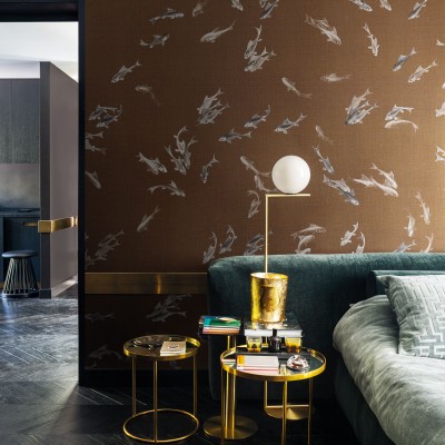 Tapet cu design modern și elegant cu o imagine cu pești pe un fundal caramel.