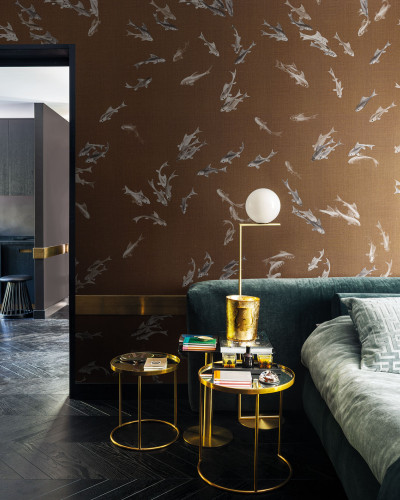 Tapet cu design modern și elegant cu o imagine cu pești pe un fundal caramel.