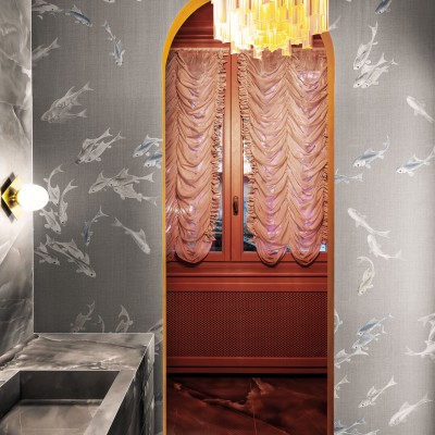 Tapet cu design oriental elegant, cu pești argintii pe un fundal gri delicat