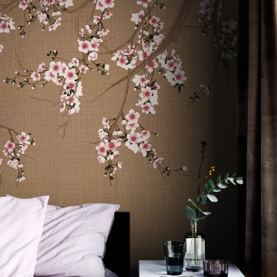 Tapet cu flori delicate de cires pe un fundal bej, perfect pentru a crea o atmosfera relaxanta si sofisticata in dormitorul dumneavoastra.