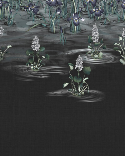 Tapet cu design japonez, ce ilustrează o grădină tradițională cu flori de iris și alte plante acvatice.