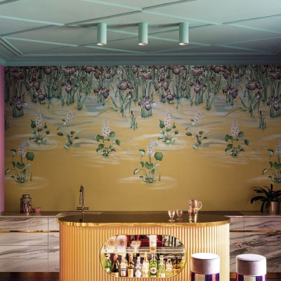Tapet floral cu iris și nuanțe de auriu, ideal pentru living, dormitor sau hol.