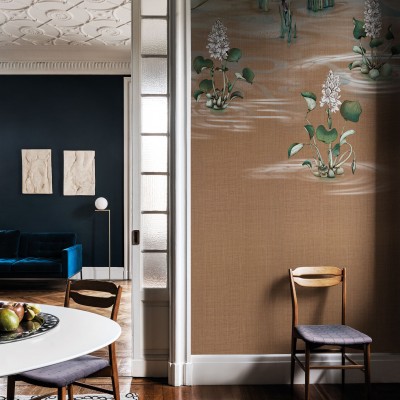 Tapet modern cu design japonez, cu un fundal de caramel elegant și flori delicate în tonuri de alb și verde.