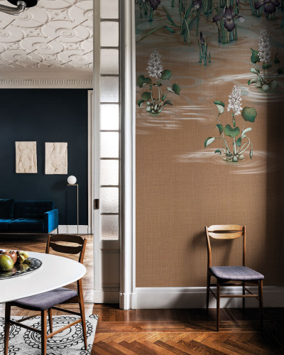 Tapet modern cu design japonez, cu un fundal de caramel elegant și flori delicate în tonuri de alb și verde.