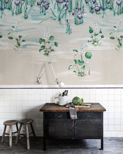 Tapet cu flori de iris si nuferi, design modern si elegant