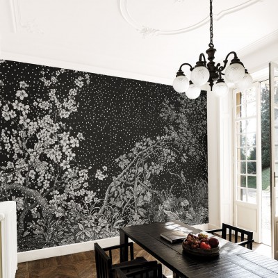 Tapet cu motive florale delicate și un fundal negru elegant,  inspirat din arta japoneză.