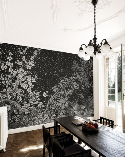Tapet cu motive florale delicate și un fundal negru elegant,  inspirat din arta japoneză.