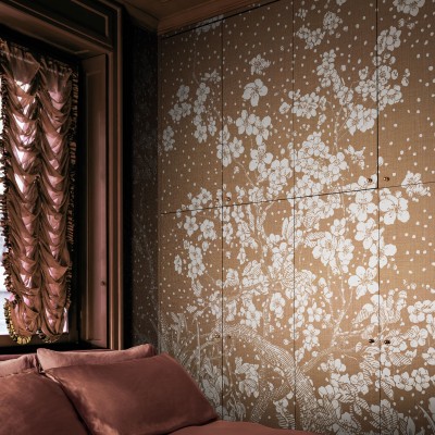 Un  cu un model floral delicat, în nuanțe de caramel