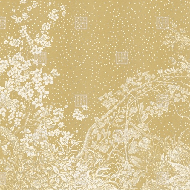 Wallpaper cu flori albe si puncte aurii pe un fundal auriu moale.