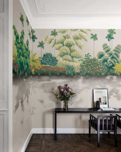 Tapet cu design unic, inspirat de arta japoneză, cu motive florale delicate și palmieri înalți.