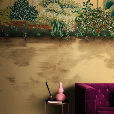 Tapet cu design japonez traditional, reprezentand o gradina luxurianta cu arbori si flori delicate, in nuante de aur.