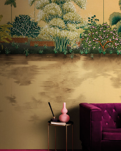 Tapet cu design japonez traditional, reprezentand o gradina luxurianta cu arbori si flori delicate, in nuante de aur.