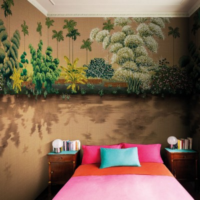 Tapet cu design japonez, inspirat de grădinile japoneze, cu palmieri și flori delicate, în nuanțe de caramel.