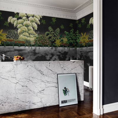 Tapet cu design exotic, inspirat din arta japoneză a kimono-ului. Imaginile delicate ale florilor și frunzelor, pe fundalul negru elegant, creează un efect vizual captivant.