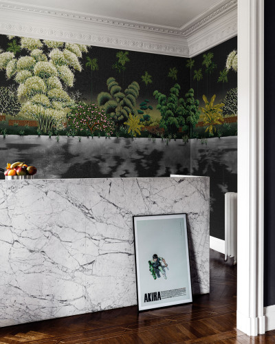 Tapet cu design exotic, inspirat din arta japoneză a kimono-ului. Imaginile delicate ale florilor și frunzelor, pe fundalul negru elegant, creează un efect vizual captivant.