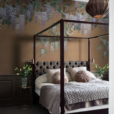 Tapet floral cu glicină, inspirat de designul japonez, pe un fundal caramel