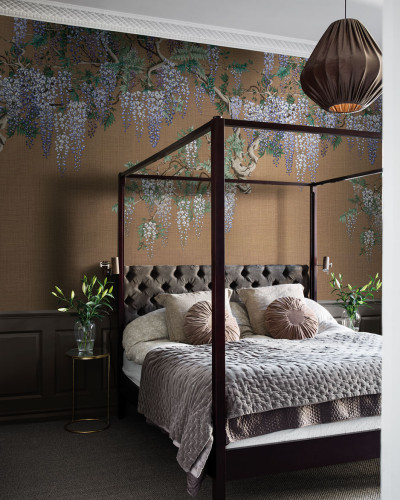 Tapet floral cu glicină, inspirat de designul japonez, pe un fundal caramel