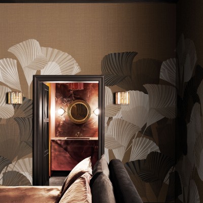 Tapetul Kimono Tale Books / Komon (caramel) cu un model minimalist si elegant, cu frunze stilizate,  pe un fundal bej,  pentru a crea o atmosfera relaxanta.