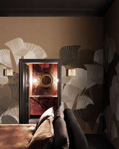 Tapetul Kimono Tale Books / Komon (caramel) cu un model minimalist si elegant, cu frunze stilizate,  pe un fundal bej,  pentru a crea o atmosfera relaxanta.