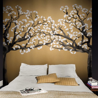 Tapet cu design floral, copac cu ramuri înflorite, tonuri de aur și alb, stil japonez