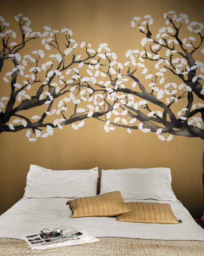 Tapet cu design floral, copac cu ramuri înflorite, tonuri de aur și alb, stil japonez