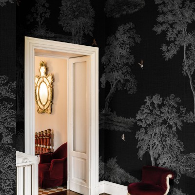 Tapet cu design minimalist, de inspirație asiatică, cu arbore și păsări, pe un fundal negru.