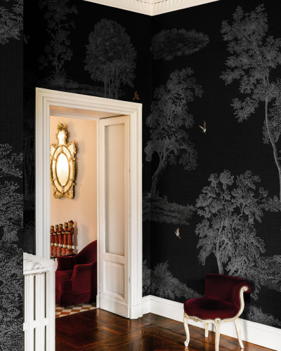 Tapet cu design minimalist, de inspirație asiatică, cu arbore și păsări, pe un fundal negru.