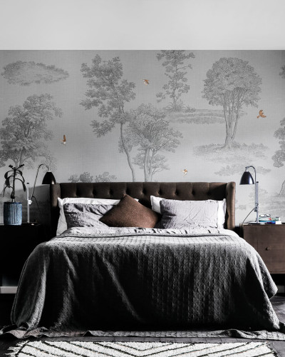 Wallpaper cu design minimalist si elegant, cu un model delicat de copaci si pasari in culori gri, argintiu si alb.
