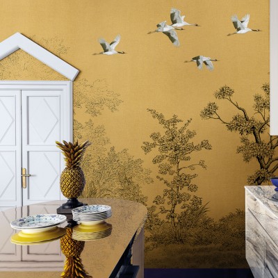 Wallpaper cu macarale grațioase și copaci delicati pe un fundal auriu elegant. Design inspirat de arta japoneză.
