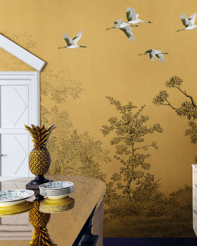 Wallpaper cu macarale grațioase și copaci delicati pe un fundal auriu elegant. Design inspirat de arta japoneză.