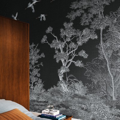 Tapet Kimono Tale Books / Obi (negru), cu design minimalist, în tonuri de gri, ilustrează o pădure cu copaci subțiri și păsări care zboară.