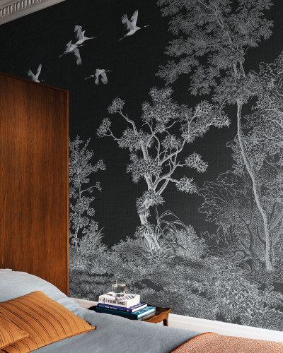 Tapet Kimono Tale Books / Obi (negru), cu design minimalist, în tonuri de gri, ilustrează o pădure cu copaci subțiri și păsări care zboară.
