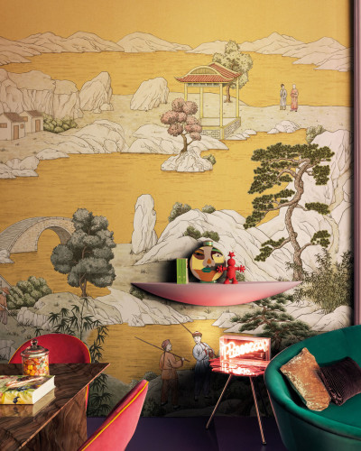 Tapet oriental cu design japonez cu munți, râuri, case tradiționale și personaje îmbrăcate în costume kimono, cu nuanțe calde de aur