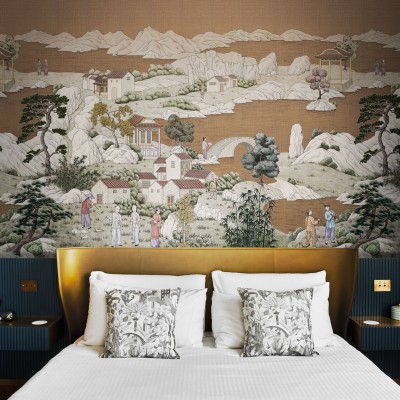 Tapet cu design oriental, inspirat din cultura japoneza, cu un peisaj relaxant cu munti, un rau si sate linistite. Nuantele calde de caramel vor crea o atmosfera calda si primitoare in orice incapere.