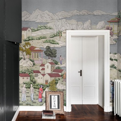 Tapet cu design asiatic, cu detalii fine și culori delicate. Tapetul prezintă un peisaj tradițional asiatic cu munți, apă, copaci și case.