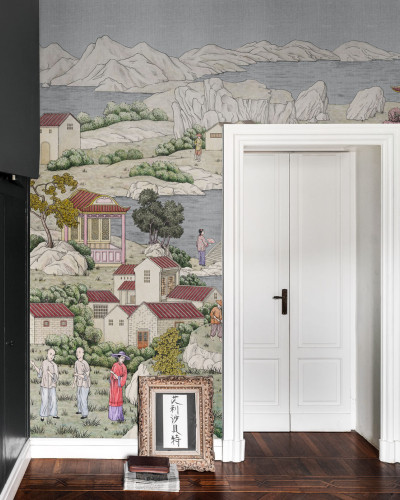 Tapet cu design asiatic, cu detalii fine și culori delicate. Tapetul prezintă un peisaj tradițional asiatic cu munți, apă, copaci și case.