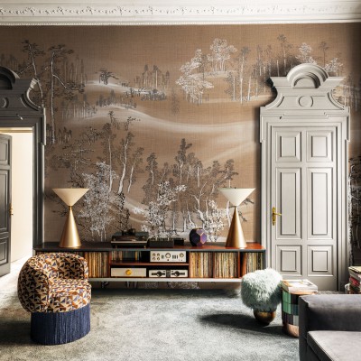 Tapet cu design japonez traditional, Kimono Tale Books / Samue (caramel), cu copaci înfloriți și păsări delicate, perfect pentru a crea o atmosferă relaxantă și elegantă.