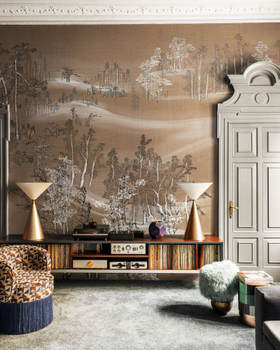 Tapet cu design japonez traditional, Kimono Tale Books / Samue (caramel), cu copaci înfloriți și păsări delicate, perfect pentru a crea o atmosferă relaxantă și elegantă.