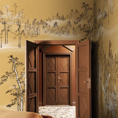 Tapet cu design japonez, cu motive aurii delicate pe un fundal auriu, prezentând o pădure cu copaci înalți.