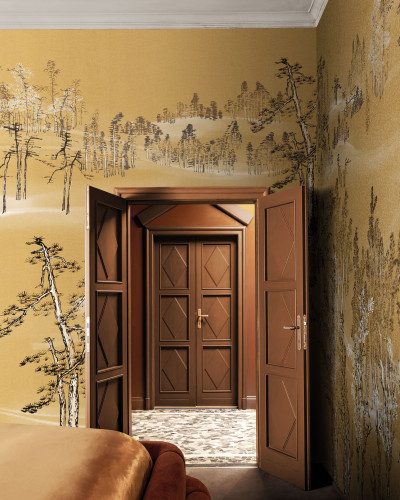 Tapet cu design japonez, cu motive aurii delicate pe un fundal auriu, prezentând o pădure cu copaci înalți.