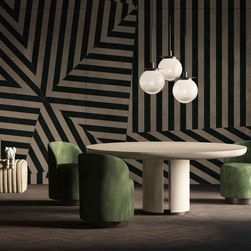 Tapet modern cu dungi negre si bej pe fond crem, design geometric, efect dinamic, aspect contemporan si sofisticat.