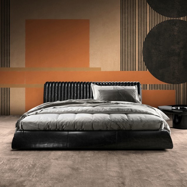 Tapet cu design geometric minimalist, cu benzi verticale negre și gri pe un fundal maro deschis.