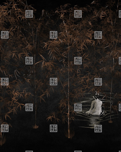 Wallpaper Dance Little Sister (maro A) cu un model delicat de bambus în nuanțe de maro, ce include o imagine a unei femei delicate pe un fundal negru.