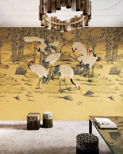 Tapet cu macarale albe pe un fundal auriu, cu un design exotic și elegant