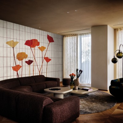 Tapet cu flori delicate în nuanțe de bej și roșu, perfect pentru a crea o atmosferă relaxantă și primitoare.