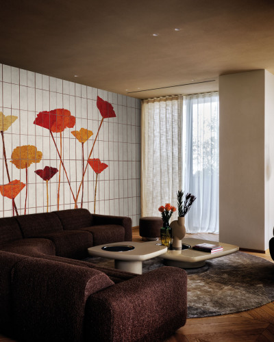 Tapet cu flori delicate în nuanțe de bej și roșu, perfect pentru a crea o atmosferă relaxantă și primitoare.