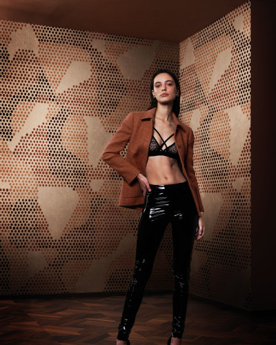 Wallpaper Giopagani / White Rabbit (bej) cu design geometric abstract, puncte de diferite dimensiuni si nuante de bej.