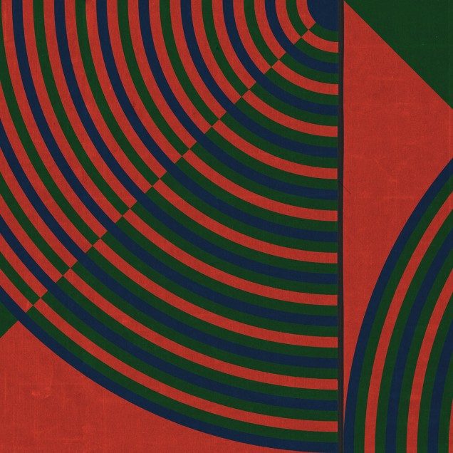 Tapet cu design geometric rosu intens, cu o femeie in stilul anilor '70.