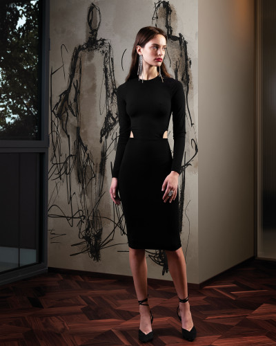 Tapet cu un design minimalist, o femeie în rochie neagră pe un fundal gri